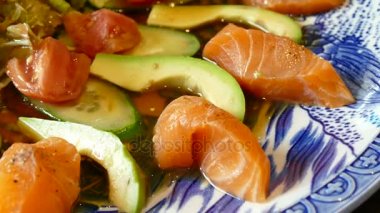 avokado ve somon salata 