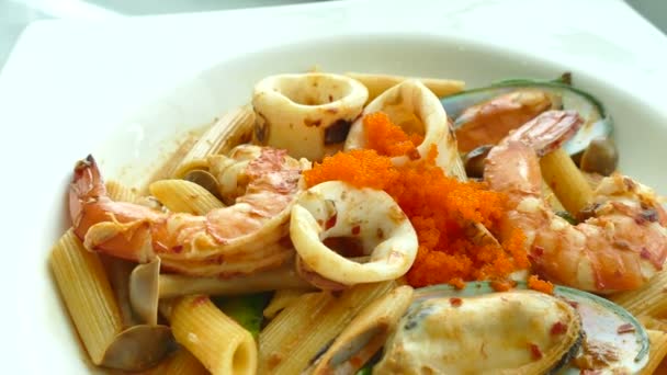 Espaguete com camarões e caviar — Vídeo de Stock