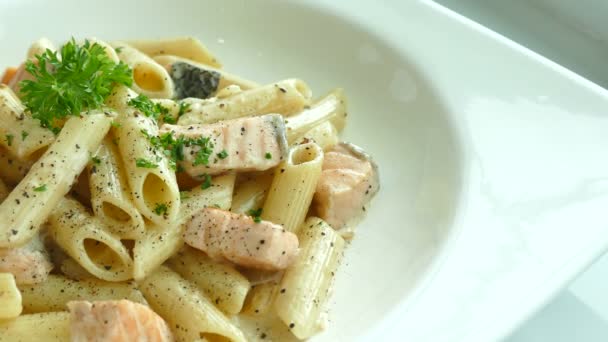 Pasta Carbonara mit Lachs — Stockvideo