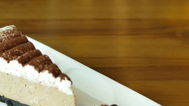 Pastel de chocolate en plato blanco — Vídeos de Stock