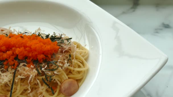 Спагетти с сосисками и икрой — стоковое видео
