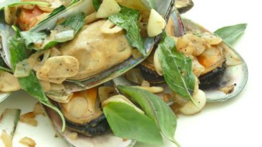 Kızarmış midye yeşillik ile