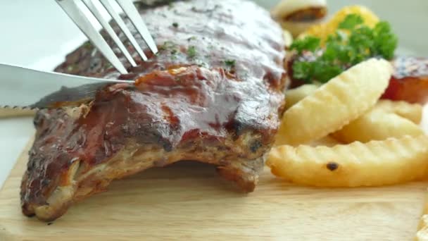 Bifes de cordeiro com batatas fritas — Vídeo de Stock