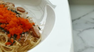 Çıtır jambonlu spagetti.