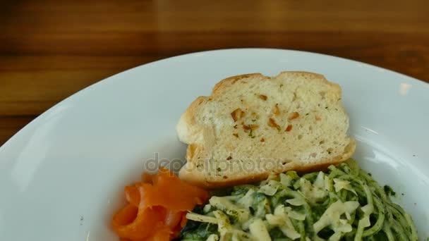 Spaghetti Carbonara mit knusprigem Speck — Stockvideo