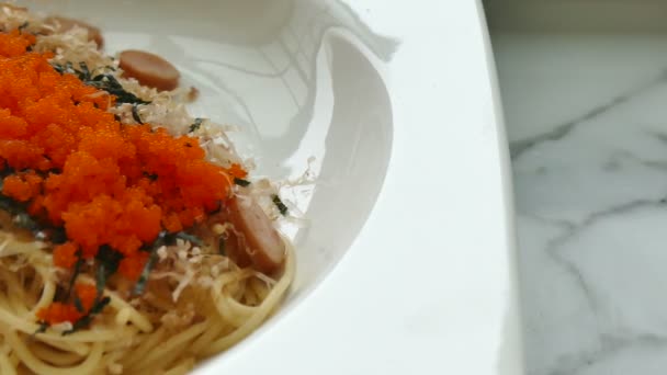 Spaghetti alla carbonara con pancetta croccante — Video Stock