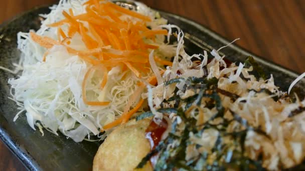 Takoyaki maträtt på svart plåt — Stockvideo