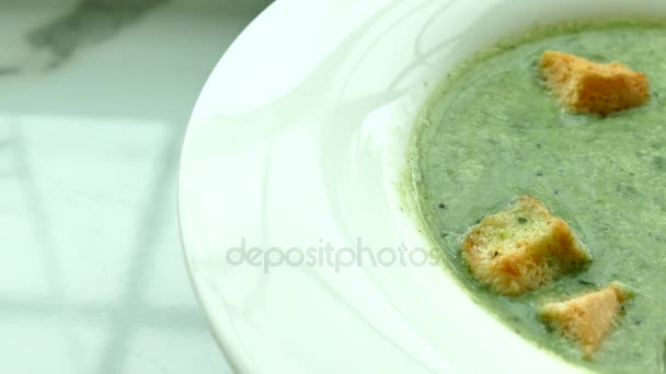 Spinatcremesuppe — Stockvideo