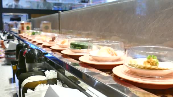 Sushi na dopravní pás — Stock video