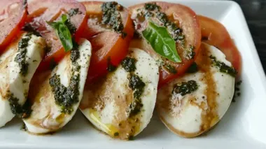 Mozzarella peynirli domates.