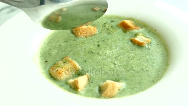 Spinach cream soup — Stock Video