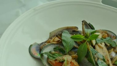 Kızarmış midye şarap ile