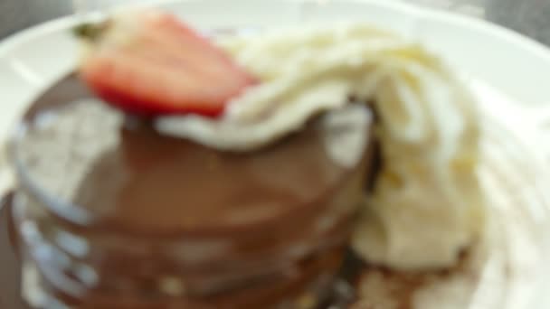 Schokoladenpfannkuchen mit Erdbeere — Stockvideo