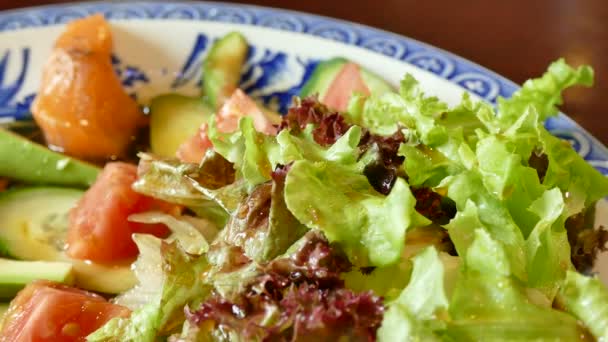 Aguacate con ensalada de salmón — Vídeo de stock