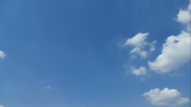 Wolken die bewegen op blauwe hemel — Stockvideo