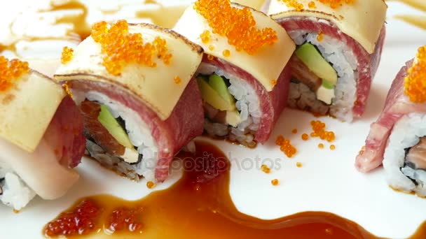 Свежий суши с соусом — стоковое видео