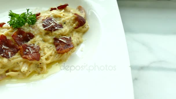 Spaghetti Carbonara med bacon — Stockvideo