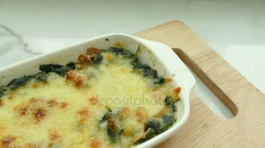 Ispanaklı lazanya plaka