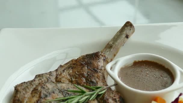 Grillezett sertésszelet steak — Stock videók