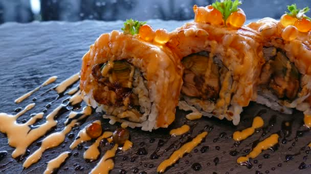 Sushi fresco con salsa — Vídeo de stock
