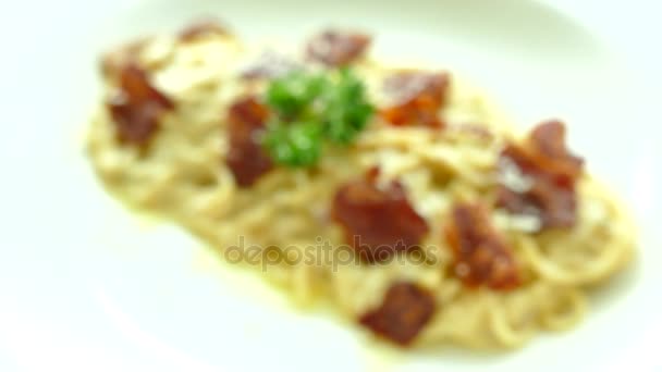 Spaghetti Carbonara mit knusprigem Speck — Stockvideo