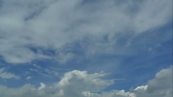 Белые облака движутся по голубому небу — стоковое видео