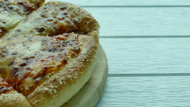 Pizza margarita sur assiette en bois — Video