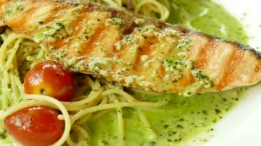 Spagetti pesto somon ile