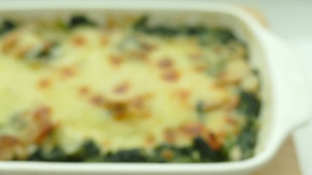 Лазанья со шпинатом в тарелке — стоковое видео
