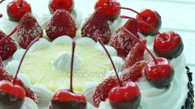 Dondurmalı kek kiraz ile