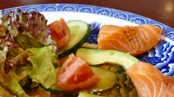 Avocado met zalm salade — Stockvideo