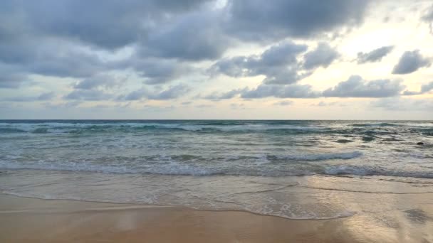 Naturaleza con mar tropical y playa — Vídeo de stock