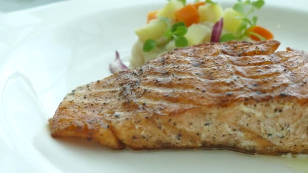 Filete de carne de salmón con salsa — Vídeo de stock