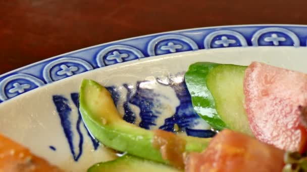 Салат из лосося с соусом — стоковое видео
