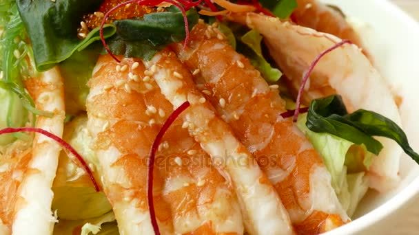 Ensalada con gambas y verduras — Vídeos de Stock