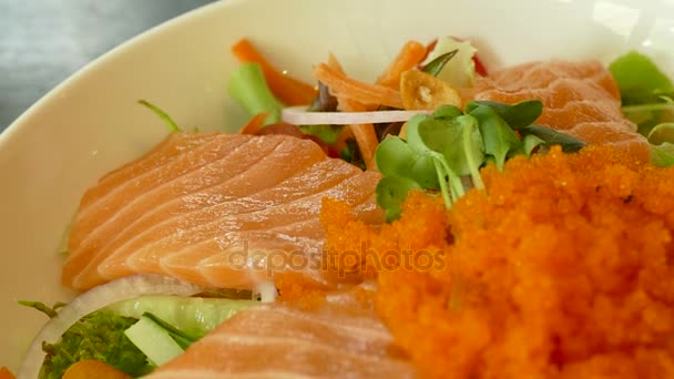 Салат з лососем зі свіжими овочами — стокове відео