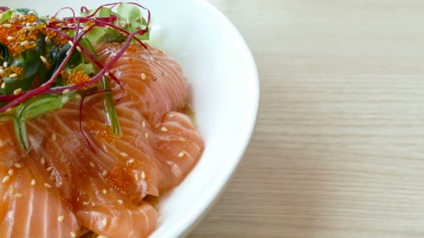 Salade de saumon aux légumes frais — Video