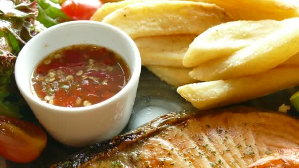 Bife de carne de salmão com molho — Vídeo de Stock