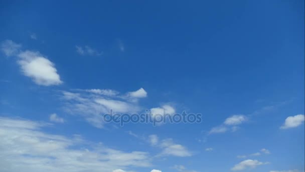 Nubes blancas moviéndose sobre el cielo azul — Vídeos de Stock