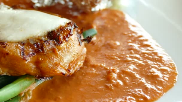 Filete de pollo con salsa — Vídeo de stock