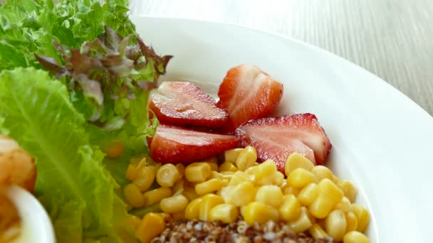 Креветки на гриле со свежим салатом — стоковое видео
