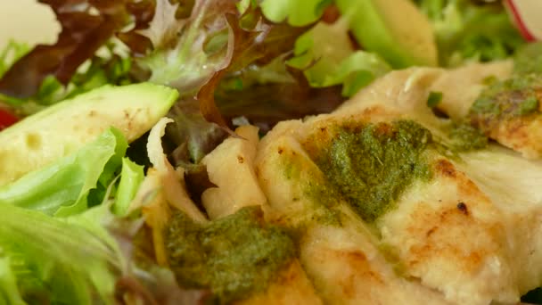 鸡胸肉与蔬菜沙拉 — 图库视频影像