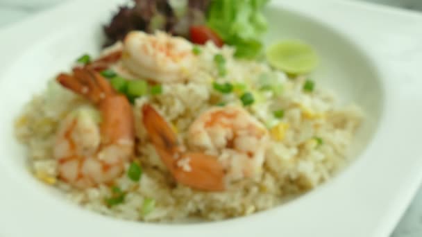 Жареный рис с креветками — стоковое видео