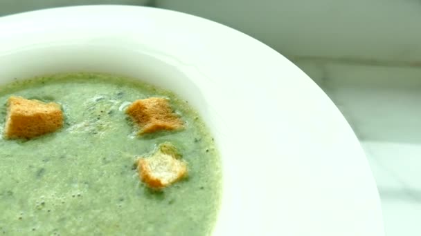 Spinach cream soup — Stock Video