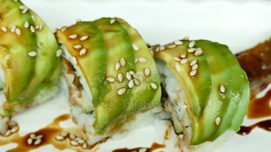 plaka üzerinde avokado suşi