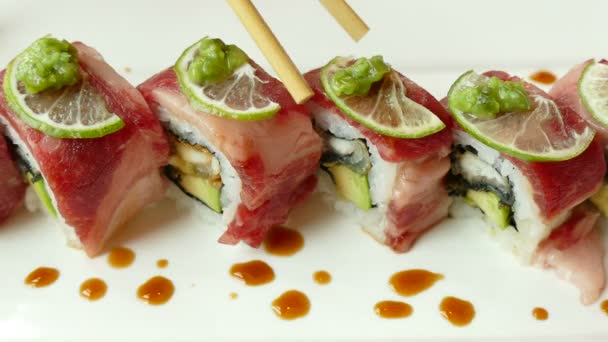 Čerstvá Sushi s tuňákem — Stock video