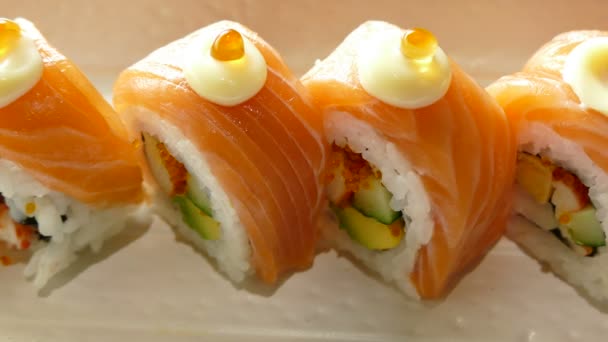 Sushi met zalm en kaviaar — Stockvideo