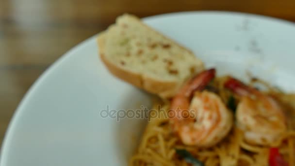 Mediterrane schotel spaghetti met garnalen — Stockvideo