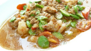 Karides ile tavada kızartılmış bükülmüş küme fasulye