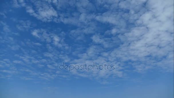 Vita moln på blå himmel — Stockvideo